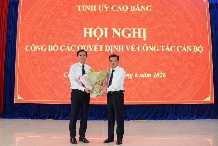 Đồng chí Bế Thanh Tịnh, Phó Bí thư Thường trực Tỉnh ủy, Trưởng Đoàn đại biểu Quốc hội tỉnh trao quyết định và tặng hoa chúc mừng đồng chí Nông Minh Thắng.