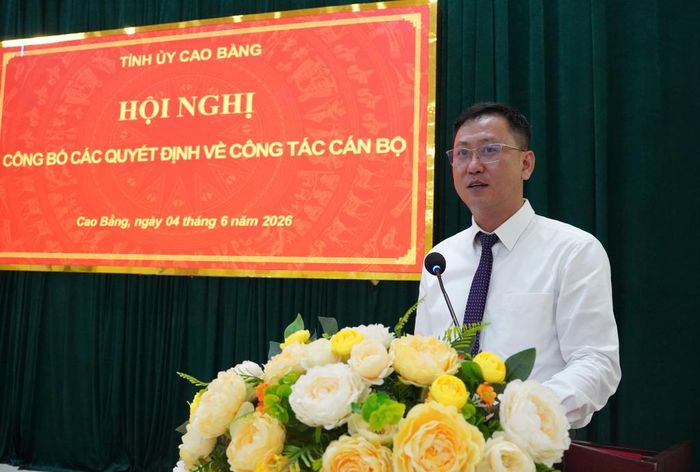 Đồng chí Vũ Anh Tuấn, Tỉnh ủy viên, Bí thư Đảng ủy xã Đàm Thủy phát biểu nhận nhiệm vụ tại hội nghị.