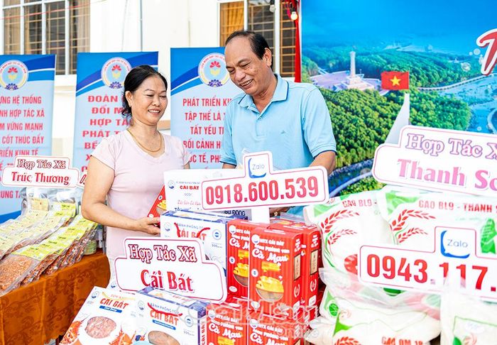 Ông Nguyễn Văn Vũ tham quan trưng bày các sản phẩm OCOP.