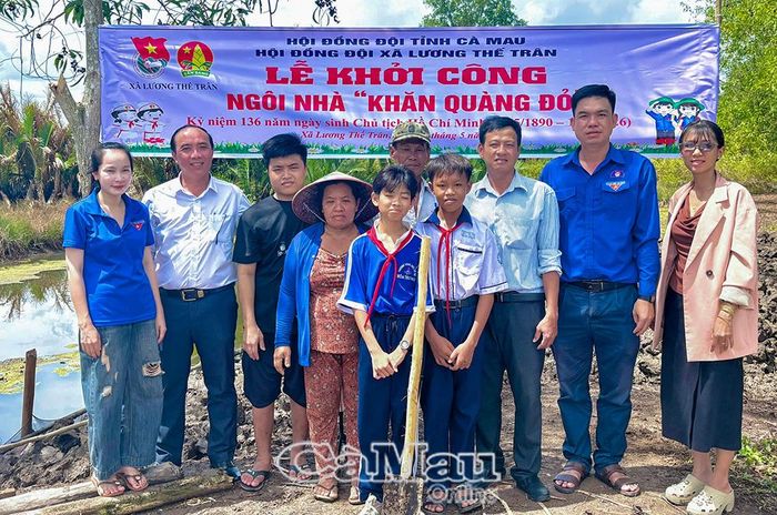 Hơn 65 triệu đồng được vận động, trong đó có nguồn tích lũy từ bán phế liệu đã hỗ trợ căn nhà “Khăn quàng đỏ” cho đội viên Thái Duy Phúc (thứ tư từ phải sang).
