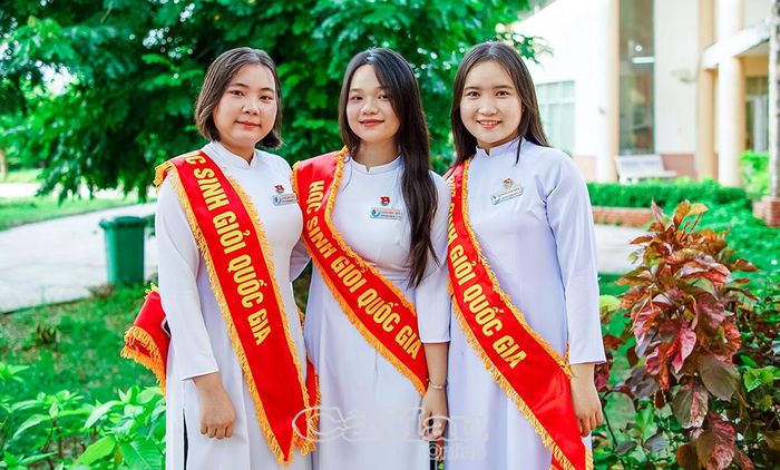  Những gương mặt tiêu biểu đoạt giải Học sinh giỏi Quốc gia cùng lưu lại khoảnh khắc tự hào bên nhau.