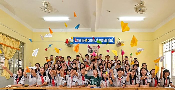  Khoảnh khắc đáng nhớ của cô và trò bên mái trường thân quen, nơi những chiếc máy bay giấy mang theo niềm tin, ước mơ và ghi dấu những tháng ngày thanh xuân dưới mái trường THCS.