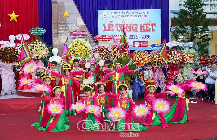  Tiết mục văn nghệ đầy sắc màu mang đến không khí rộn ràng trong lễ tổng kết năm học ở bậc tiểu học.