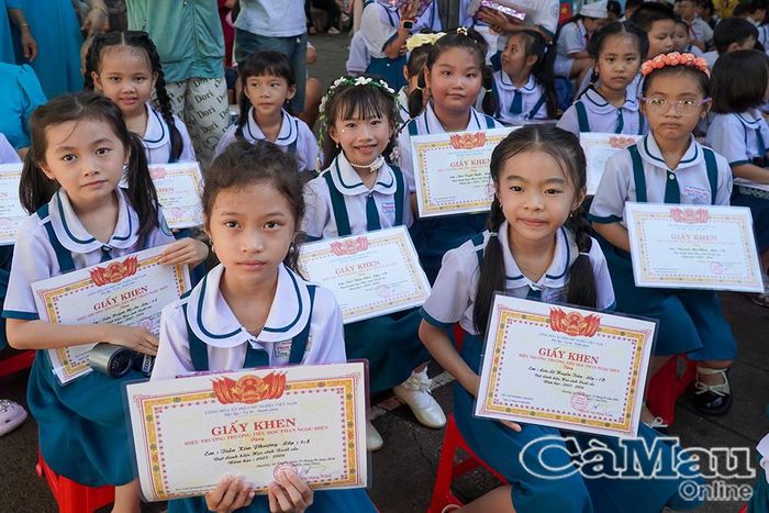  Niềm vui của các em học sinh tiểu học khi được nhận giấy khen cuối năm học.