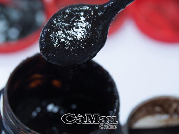 Ðạm tôm - sản phẩm được chiết xuất từ đầu, vỏ tôm, dùng làm thức ăn trong chăn nuôi.