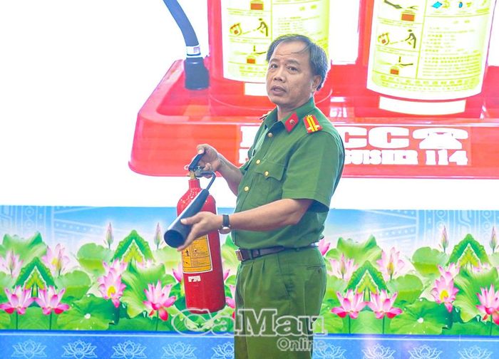 Trung tá Nguyễn Văn Tướng, Phó Đội trưởng Đội Công tác phòng cháy, Phòng Cảnh sát Phòng cháy chữa cháy và Cứu nạn cứu hộ, hướng dẫn công tác phòng cháy chữa cháy tại các khu vực thi.