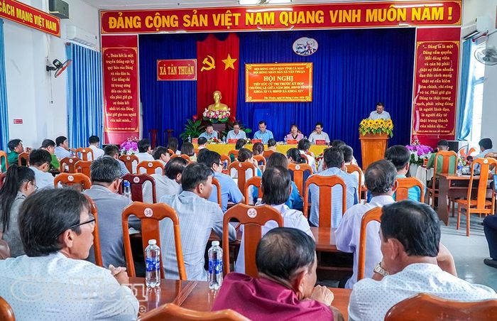 Đông đảo cử tri xã Tân Thuận tham dự buổi tiếp xúc với Tổ đại biểu số 11 HĐND tỉnh.
