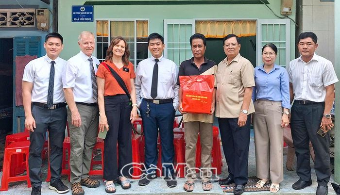 Trước đó, đoàn Liên hiệp Các tổ chức hữu nghị tỉnh Cà Mau và Tổ chức LDSC đến thăm, tặng quà mừng nhà mới cho hộ ông Trần Văn Út, ấp Thị trấn A, xã Hòa Bình.