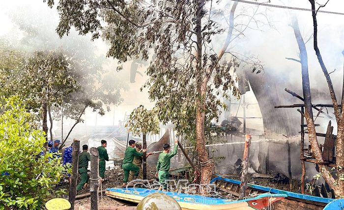 Vào sáng 28/5/2026, khi nhận tin báo xảy ra cháy 3 căn nhà tại ấp Kênh Một, Xã Phan Ngọc Hiển, Đồn Biên phòng Rạch Gốc nhanh chóng điều động cán bộ, chiến sĩ cùng phương tiện chữa cháy đến hiện trường, phối hợp các lực lượng chức năng và người dân dập lửa, không để cháy lan. 
