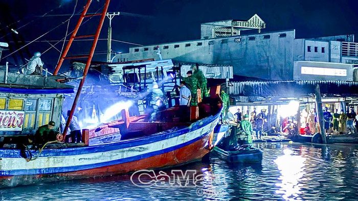  Đồn Biên phòng Cái Đôi Vàm cùng người dân chữa cháy tàu cá xảy ra trong đêm.