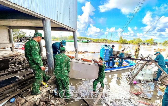 BĐBP Cà Mau hỗ trợ người dân khắc phục hậu quả sau sạt lở đất.