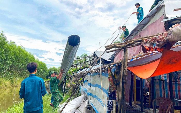  Cán bộ, chiến sĩ Đồn Biên phòng Khánh Tiến hỗ trợ hộ dân tại xã U Minh dựng lại nhà ở sau thiên tai, giúp bà con sớm ổn định cuộc sống.
