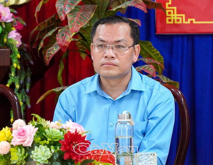  Đồng chí Ngô Vũ Thăng, Phó Chủ tịch UBND tỉnh, thành viên Tổ đại biểu số 11 HĐND tỉnh, lắng nghe những kiến nghị của cử tri tại buổi tiếp xúc.