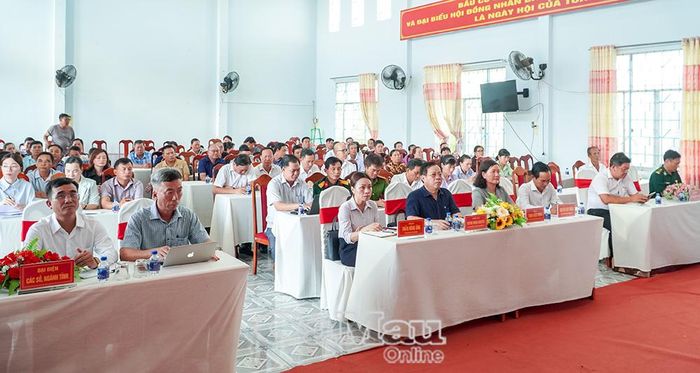 Đông đảo cử tri xã Khánh Lâm tham dự buổi tiếp xúc.