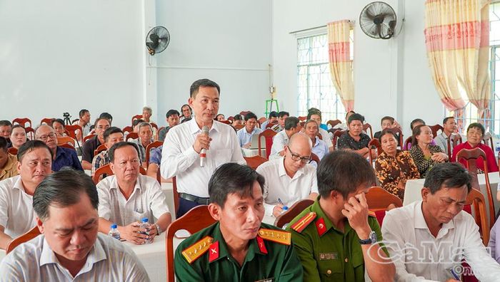 Cử tri xã Khánh Lâm phát biểu ý kiến, kiến nghị tại buổi tiếp xúc.