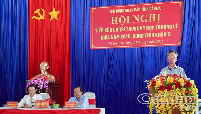  Đại diện lãnh đạo sở, ngành tỉnh trao đổi, làm rõ các nội dung cử tri quan tâm.