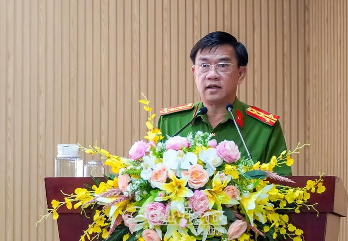 Đại tá Châu Quốc Huy, Phó Giám đốc Công an tỉnh, trình bày tham luận tại hội nghị.