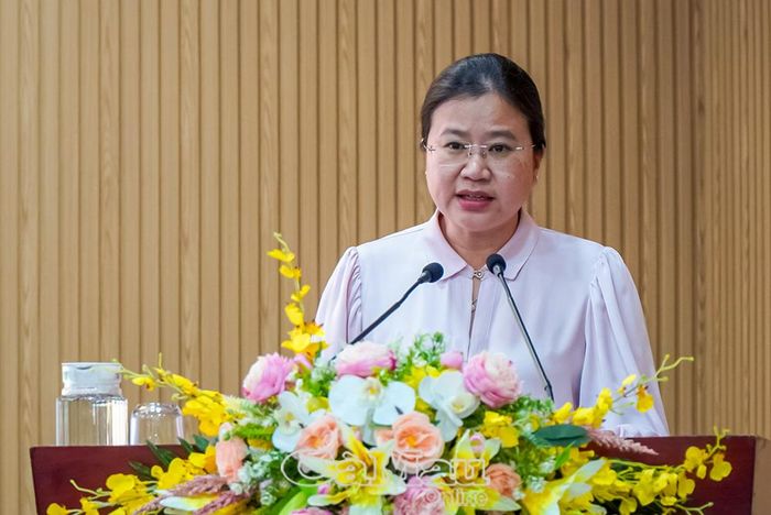  Đồng chí Trương Ngọc Thảo, Bí thư Đảng ủy xã Châu Thới, trình bày tham luận về xây dựng chính quyền gần dân, phục vụ Nhân dân.