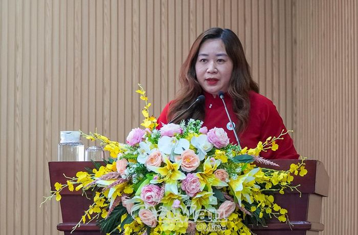 Đồng chí Hồ Quý Nhi, Phó Chủ tịch Hội Chữ thập đỏ tỉnh, trình bày tham luận về các mô hình nhân đạo góp phần lan tỏa khát vọng phát triển quê hương.