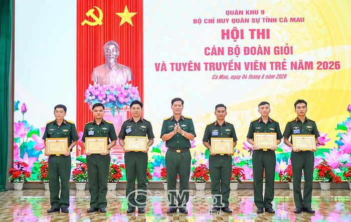 Đại tá Lê Quang Luật, Phó Chính ủy Bộ CHQS tỉnh trao giải cho các đơn vị đạt thành tích cao tại Hội thi Cán bộ Đoàn giỏi và Tuyên truyền viên trẻ trong thanh niên LLVT tỉnh năm 2026.