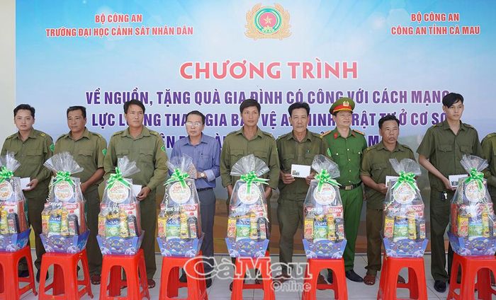 Đoàn trao tặng 10 suất quà cho lực lượng tham gia bảo vệ an ninh, trật tự ở cơ sở của xã Đá Bạc.