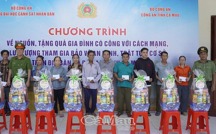 Đoàn công tác Trường Đại học Cảnh sát nhân dân cùng lãnh đạo Phòng Tổ chức cán bộ, Công an tỉnh Cà Mau, trao quà cho các hộ gia đình có hoàn cảnh khó khăn.