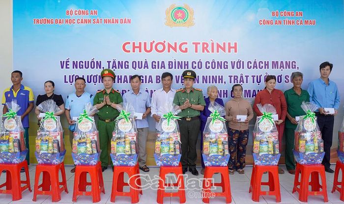 Đại tá Lê Tấn Vinh và Đại tá Võ Thành Đạt trao quà cho các gia đình chính sách trên địa bàn xã Đá Bạc.