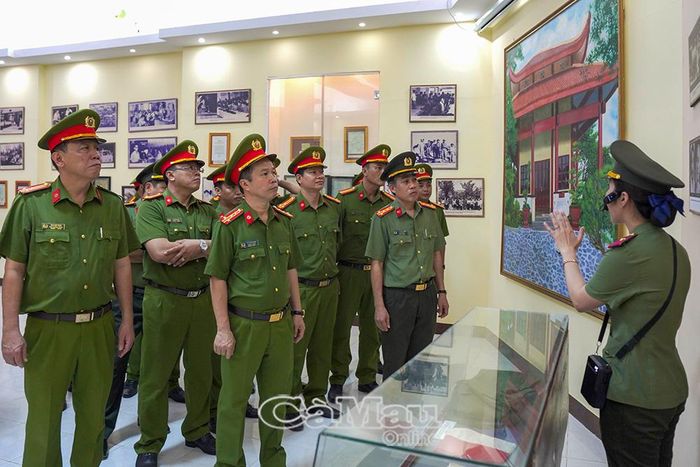 Đoàn công tác Trường Đại học Cảnh sát nhân dân tham quan, nghe thuyết minh về Chiến thắng CM12 tại Khu Di tích lịch sử quốc gia Hòn Đá Bạc.