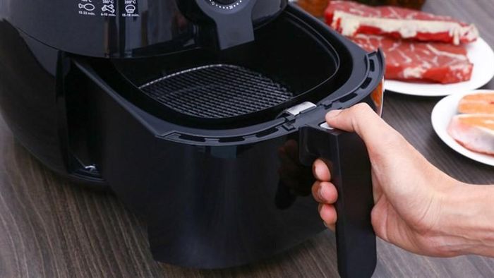 Cần làm nóng nồi trước khi chiên.