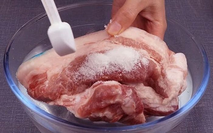Rã đông bằng nước muối ấm. Ảnh minh họa.