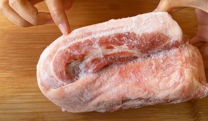 Cách rã đông thịt nhanh bằng giấm và muối. Ảnh minh họa.