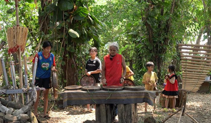 Nghệ nhân A Biu say sưa diễn tấu cùng học trò. (Ảnh: Như Ngọc)