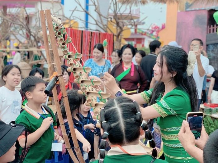 Y Liên trong buổi biểu diễn sự kiện A80 tại Hà Nội. (Ảnh: NVCC)