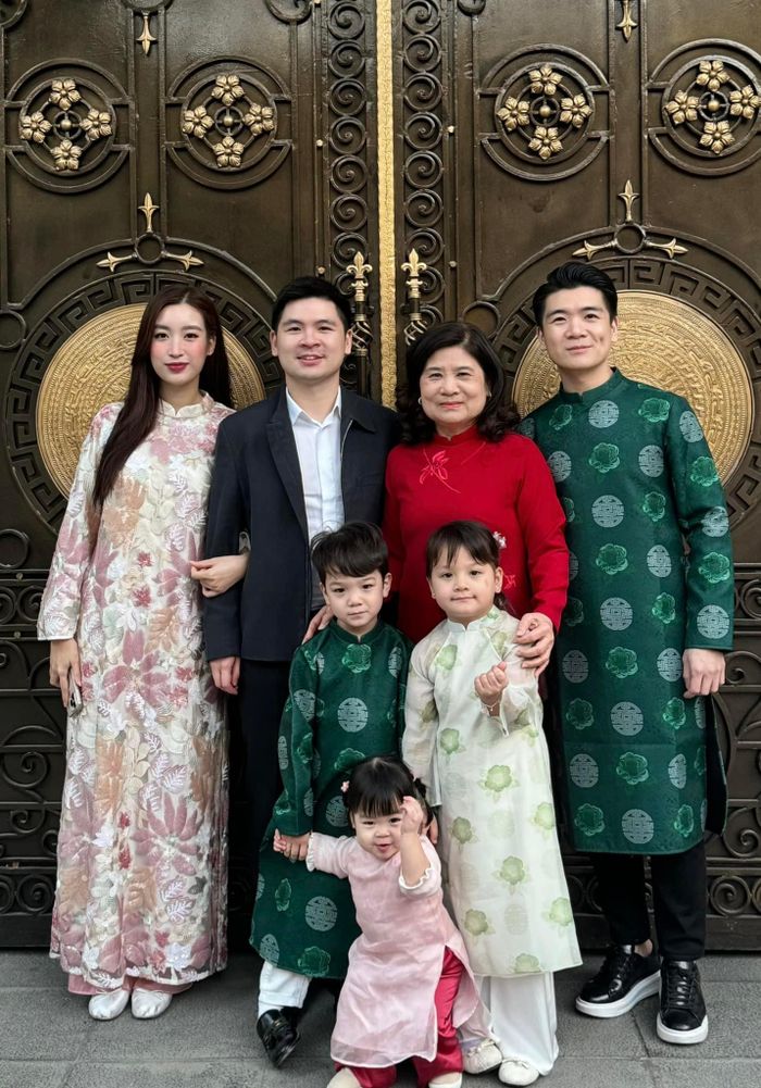 Phu nhân của bầu Hiển cùng các con cháu.