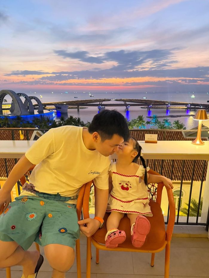 Chủ tịch Hà Nội FC và con gái.
