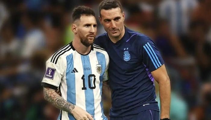 HLV Scaloni (bên phải) khẳng định Messi có thể đá cho ĐT Argentina đến bao giờ cũng được!
