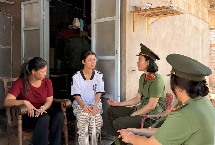 Hội Phụ nữ Phòng Kỹ thuật nghiệp vụ động viên em Tiên (áo trắng) trước kỳ thi Tốt nghiệp THPT Quốc gia 2026. Ảnh: Bộ Công an.