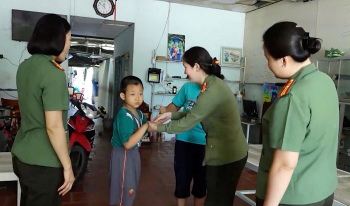Hội Phụ nữ Phòng Kỹ thuật nghiệp vụ đến thăm gia đình em Hải Đăng ở phường Đông Hải. Ảnh: Bộ Công an.