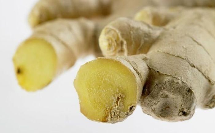 Nếu thấy củ gừng có chỗ bị thối, nhũn dập, bạn nên vứt bỏ, đừng ăn bởi khi ấy củ gừng đã không còn an toàn. Ảnh minh họa.