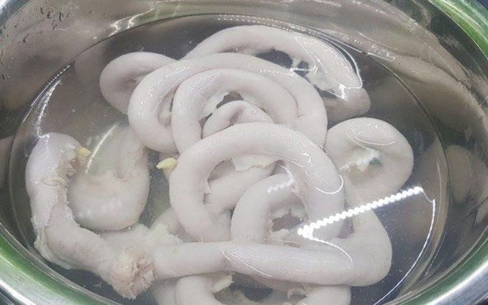 Ngay sau khi lòng vừa chín tới, hãy vớt ra và thả ngay vào tô nước đá lạnh. Ảnh minh họa
