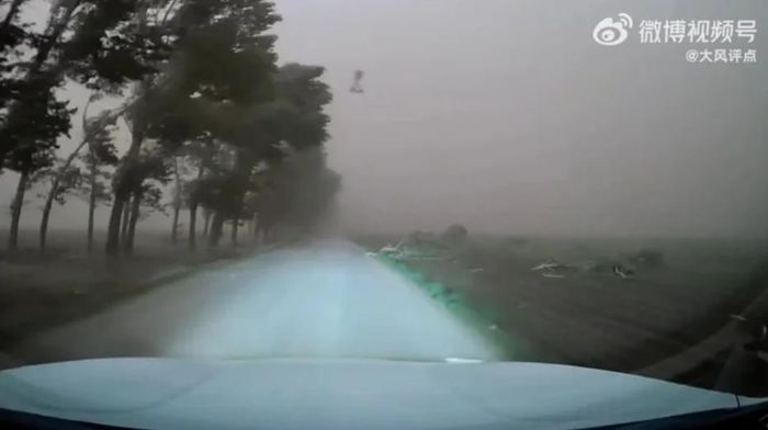 Cơn bão cát quét qua rất nhanh.