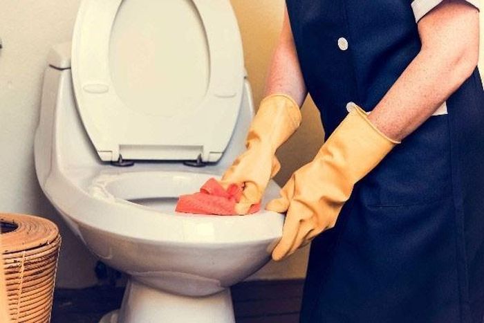 Việc đổ nước nóng vào bồn cầu giúp làm loãng và cuốn trôi một phần cặn bẩn tích tụ trong đường ống. Ảnh minh họa.