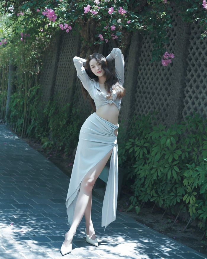 Hoa hậu Thanh Thủy khoe đường cong hút mắt. Ảnh FBNV.