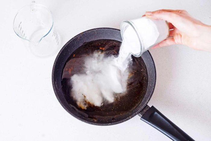 Bạn có thể vệ sinh chảo cũ sạch như mới chỉ với vài nguyên liệu đơn giản