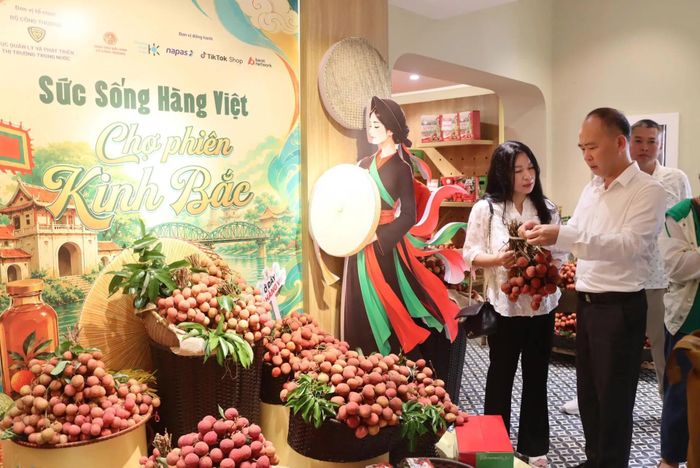 Nổi bật tại chương trình là vải u hồng, vải thiều đầu vụ, các sản phẩm chế biến từ trái vải. 
