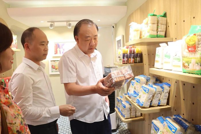 Đại biểu và khách tham quan trải nghiệm các sản phẩm chế biến từ nông sản địa phương tại “Chợ phiên Kinh Bắc”.