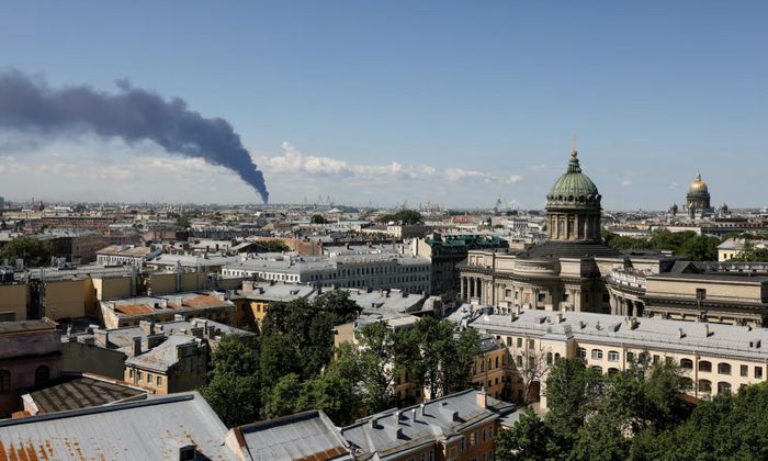 Khói dày đặc bốc lên sau khi máy bay không người lái của Ukraine tấn công cơ sở hạ tầng ở St Petersburg, Nga ngày 3/6/2026 - Ảnh: Reuters