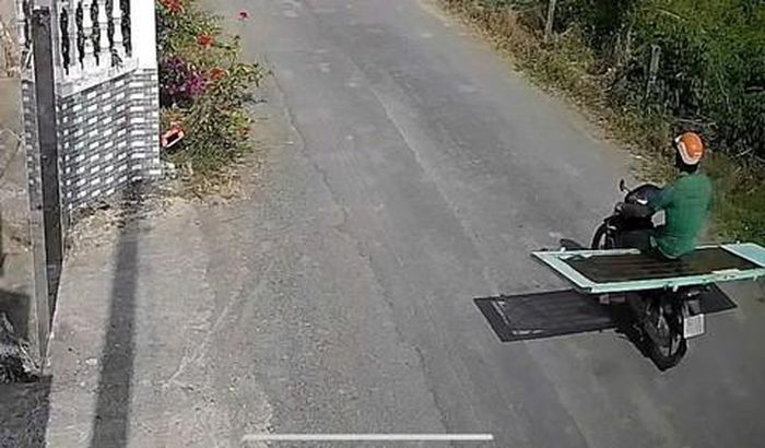 Hình ảnh đối tượng chở "chiến lợi phẩm" sau khi lấy trộm được camera ghi nhận