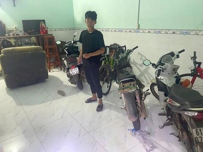 Lê Quốc An bên chiếc xe lấy cắp