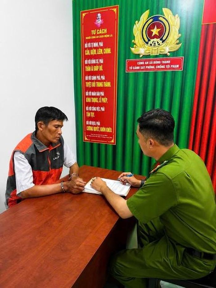 Công an xã Đông Thạnh làm việc với đối tượng